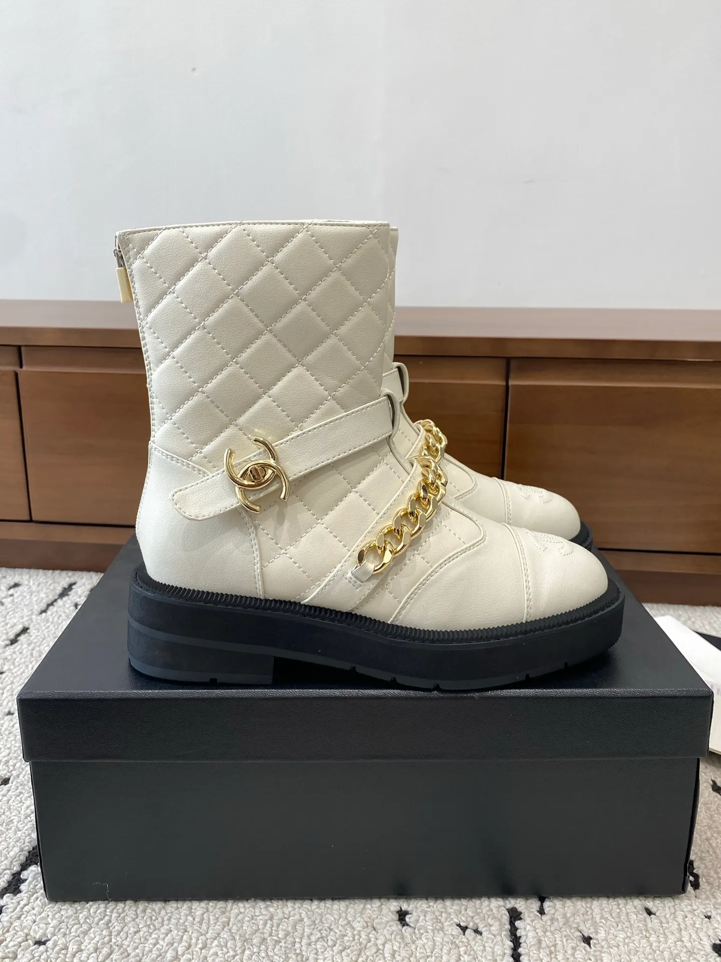 👟👟Ex-factory price 700👟👟 High version🍀 CHANEL 2025s autumn and winter series short boots, made of imported cowhide, with an additional height of 5cm to show leg length. Chanel's classic rhombus is used on the boot shaft, which Xiao Meimei particularly likes. This is Chanel's most popular style this autumn and winter. In addition, the entire boot shaft is equipped with a classic chain and school bag buckle. It is made of full-grain cowhide and uses a rear zipper. It is easy to put on the foot and super comfortable. It is a must-have for this autumn and winter. 🔴 Upper material: imported cowhide leather with anti-rust metal chain ❤︎ Consistently authentic ❤︎ Outsole: original Italian anti-slip rubber outsole Number of yards: 35-40 (40 is custom-made, non-refundable and non-exchangeable) Buy now 👉 Buy now 👉 Buy now 👉 Buy now 👉 Buy now 👉 Buy now 👉 Buy now 👉 Buy now 👉 Buy now 👉 Buy now 👉